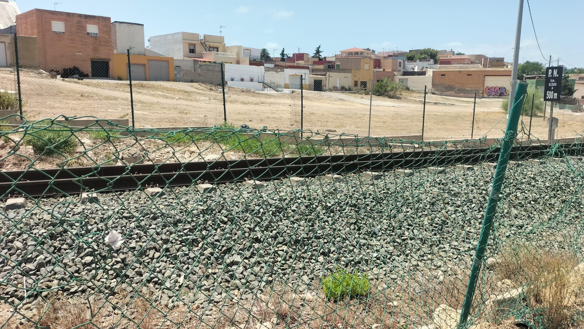 🚨 Los Mateos en peligro: alertan de viviendas públicas junto a un vertedero tóxico sin clausurar 🏚️☠️