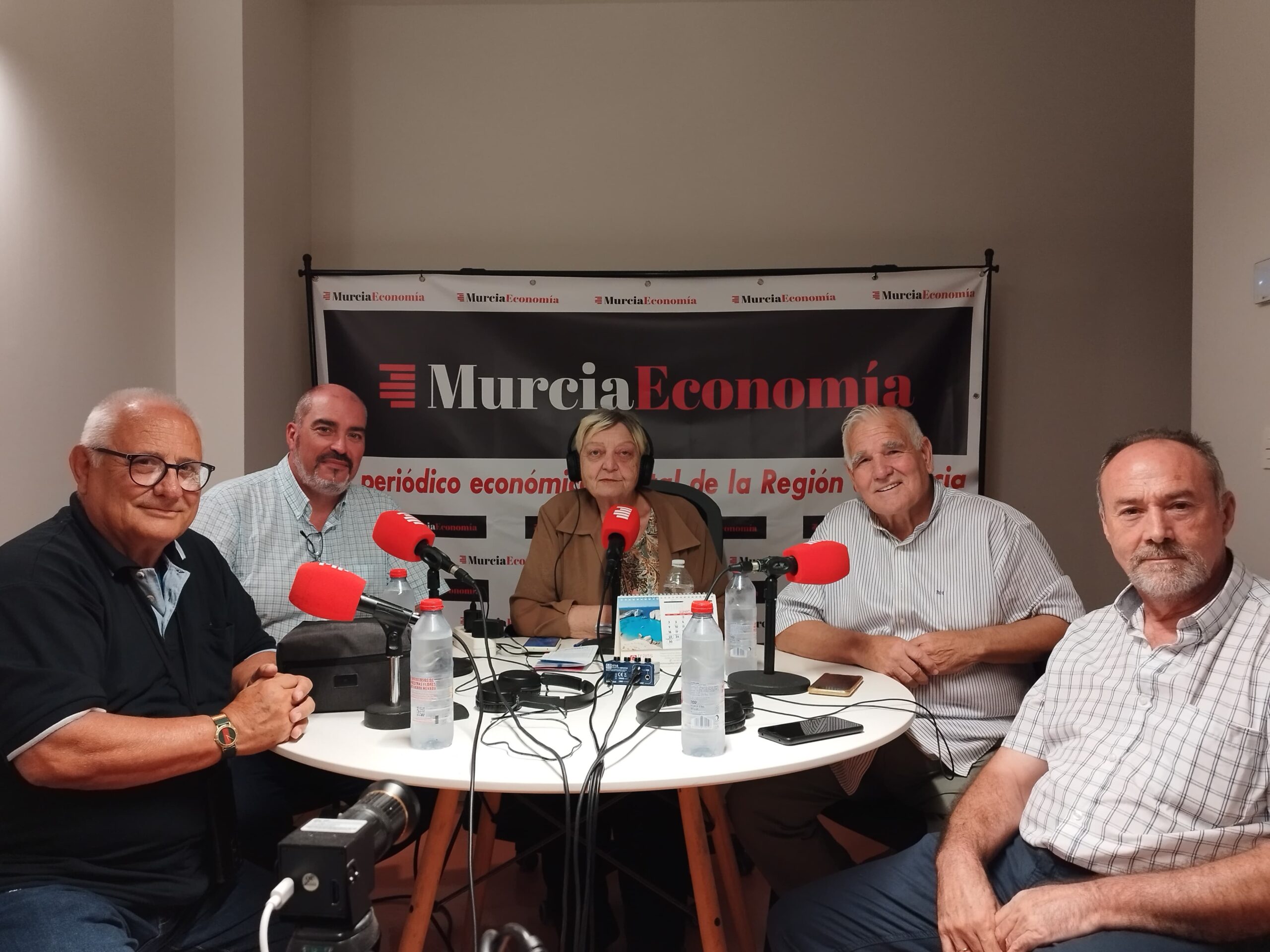 🎙️ La voz de los vecinos llega a las ondas 📻🌴